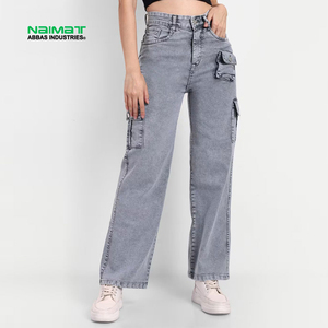 Pantalon cargo en denim gris délavé avec poche asymétrique, coupe droite, style streetwear industriel, pantalon utilitaire décontracté - Product Image 1