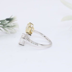 Bague de fiançailles Toi et Moi en or jaune canari et blanc, sertie de deux diamants de laboratoire radiants, avec bande pavée, bijoux fins - Product Image 2