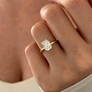 Bague de fiançailles avec halo caché en diamant de laboratoire allongé de 2 carats, or 14 carats, diamant allongé, certifié IGI - Product Image 1