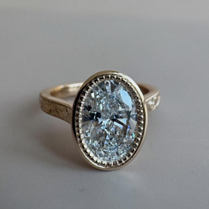 Anillo de compromiso y boda de moissanita de 2.5 CT con corte esmeralda, rodio, estilo Art Déco, antiguo, para aniversario, vintage, con engaste de filigrana y puntas, para fiesta - Product Image 1