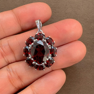Pendentif Fleur en Pierre Naturelle Grenat pour Femme Rhaya Jewels, en Argent Sterling Plaqué Rhodium, Cadeau Ethnique, Design Floral - Product Image 2