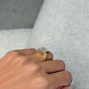 Anillo de Tres Piedras de Moissanita Brillante de 5 Quilates con Corte Radiante, Plata 925 Original con Baño de Oro Amarillo, Regalo de Aniversario para Novia - Product Image 6