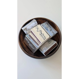 Caja de cerillas moderna de aluminio plateado con logotipo de trébol en relieve, duradera para uso doméstico - Product Image 3