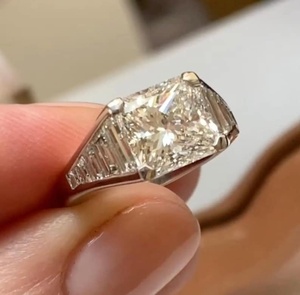 แหวนมอสซาไนต์ 3 กะรัต ทรงเรเดียนท์คัท ประดับด้วยหินบาแกตต์ด้านข้าง แหวนเงินแท้ 925 สำหรับผู้หญิง เหมาะสำหรับเป็นของขวัญวันเกิด งานเลี้ยง หรือมอบให้คนรัก - Product Image 5