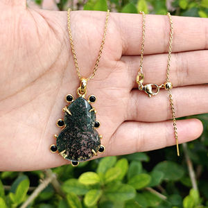 Collier de mode pour femme, pendentif en agate mousse naturelle, design élégant avec accent de petits zircons noirs, chaîne plaquée or 18 carats pour femme - Product Image 2