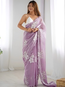 Sari Jimmy Chu Pedding au look riche et élégant, avec de magnifiques broderies et un travail de sequins de 3 mm, accompagné d'un chemisier assorti. - Product Image 4