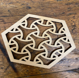 Ensemble de sous-verres carrés en laiton noir et or avec motif de lignes topographiques abstraites dans un coffret sombre, disponible à prix de gros. - Product Image 5