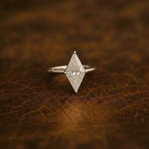 Anillo de Compromiso Clásico con Moissanita de Corte Kite de 2.0 Quilates, Plata 925, Engaste de Bisel, Anillo de Promesa Original, Joyería, Regalo para Mujer - Product Image 1