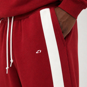 Conjuntos de sudadera con capucha y pantalones deportivos con franja lateral de marca privada, rojos con cremallera, ropa deportiva para hombre, chándal con logotipo personalizado, proveedor OEM ODM al por mayor - Product Image 4