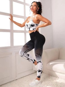 Ensemble de yoga 2 pièces tie-dye dégradé noir et blanc : Crop top à bretelles spaghetti et col rond, et legging taille haute sans couture pleine longueur - Product Image 5