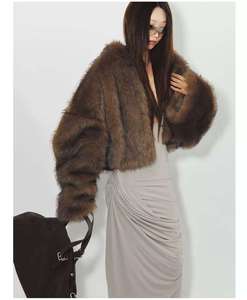 เสื้อโค้ทขนสัตว์เทียมแบบสั้นสไตล์วินเทจสำหรับผู้หญิงจากเนสต้า สปอร์ตส์ พร้อมแขนเสื้อยาวพิเศษและซับในขนสัตว์เทียม แจ็คเก็ตฤดูหนาวไซส์พลัส - Product Image 2