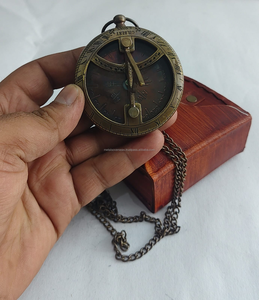 เข็มทิศทองเหลืองแบบพกพาพร้อมโซ่  แบบโบราณ  สำหรับการเดินเรือ  หน้าปัดแบบโรมัน - Product Image 6