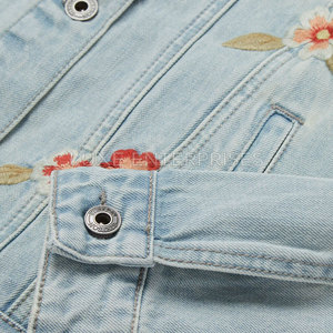 แจ็คเก็ตยีนส์คุณภาพสูงสำหรับผู้ชาย ราคาดีที่สุด MOQ ต่ำ ผ้าฝ้าย 100% สกรีนโลโก้ด้านหน้า รับผลิตตามสั่ง ขายส่ง - Product Image 4