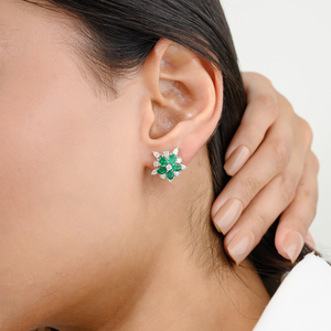 Boucles d'oreilles clous en or 18 carats style Art Nouveau avec diamant taille émeraude et fleur de perle - Product Image 5