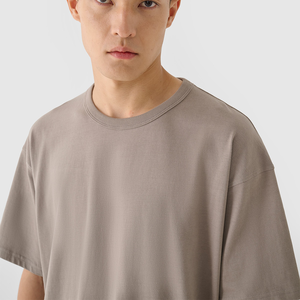 เสื้อยืดคอตตอนโอเวอร์ไซส์คุณภาพสูงสำหรับผู้ชาย แบบหนาพิเศษ สกรีนโลโก้ได้ตามสั่ง สไตล์วินเทจ ลุคล้างสี ทรงหลวม ไหล่ตก - Product Image 3