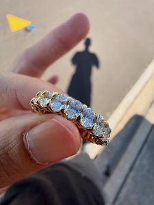 Anillo de Eternidad de Oro Amarillo Sólido de 14K con Moissanita, Cinco Piedras Redondas de Corte Brillante, Anillo de Boda para Mujer - Product Image 1
