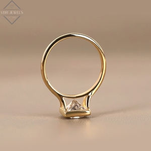 Anillo de Diamantes Solitario de Lujo con Perfil Lateral en Oro Amarillo, Anillo de Compromiso con Diseño de Tallo Dividido para Mujer, Regalo Nupcial - Product Image 2