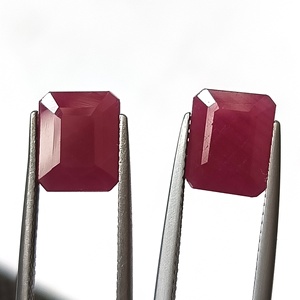 Ensemble de 2 pierres précieuses en rubis corindon naturel d'Afrique de 9,05 carats, taille émeraude, facettées - Product Image 1