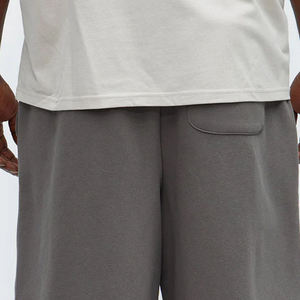 Pantalones cortos de color sólido para hombre con diseño de logotipo personalizado y ajuste cómodo, cintura elástica, diseño moderno y material transpirable a precio económico. - Product Image 6