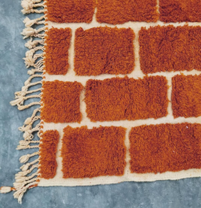 Alfombra de Nudos Marroquí de Lujo Moderna Naranja con Líneas Blancas de Lana, Hecha a Mano, Acolchada, Resistente a las Manchas, Antideslizante, de Pelo Alto de 0.5 Pulgadas de Grosor - Product Image 3