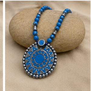 Collier ethnique en perles bleues motif soleil, pendentif en métal moulé, bijoux d'art populaire pour femmes, marque KOTTRAVAI, cadeau Tamil - Product Image 5