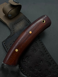 Cuchillo de caza y camping de hoja fija, de acero forjado, con filo parcialmente dentado, mango de madera y funda de cuero, duradero. - Product Image 3