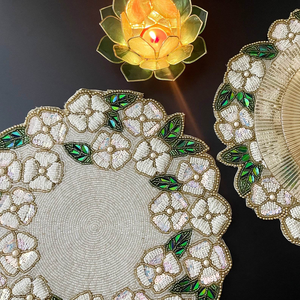 Chemin de table rond et set de table faits main, luxueux, brodés de fleurs, écologiques, avec perles et dentelle à sequins, pour décoration de table, personnalisable - Product Image 3