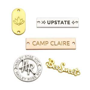 Étiquettes métalliques personnalisées pour sacs à main, petites découpes, couture sur mesure. - Product Image 1