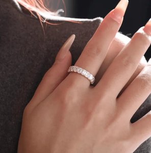 Bague de mariage demi-éternité de luxe en or jaune massif 14 carats avec diamant de laboratoire taille émeraude 4x3mm, à griffes partagées en U – Meilleure vente - Product Image 1