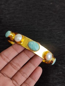 กำไลทองเหลืองแบบกำหนดเอง ประดับด้วยหินเรซิ่นหลากสี บนกำไลทองเหลืองดีไซน์ทันสมัย โดย Universal Overseas - Product Image 3