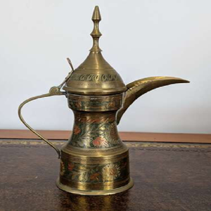 Tetera de bronce vintage con tapa en forma de luna creciente y asa con diseño en volutas, disponible a precios de mayorista, perfecta para interiores únicos. - Product Image 3