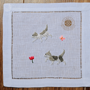 Servilleta de cóctel estilo Pop Art bordada con pájaros y flores, inspirada en ilustraciones campestres de fantasía. - Product Image 1