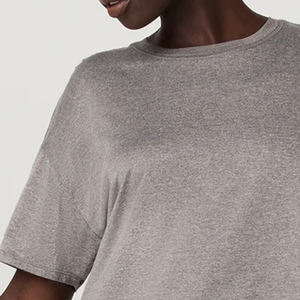 T-shirt femme col rond, design classique, mélange de coton doux, coupe ample, idéal pour l'été, couleur unie, avec logo. - Product Image 3