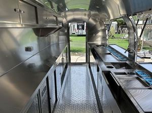 Remorque de vente ambulante neuve pour le transport de boissons, cocktails, et nourriture - Camion de restauration Airstream - Product Image 6
