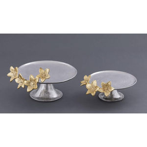 ชุดจานเสิร์ฟขนมหวานสีเงินโบราณ 2 ชิ้น พร้อมลายดอกไม้สีทองนูน จานวางเค้กโลหะสำหรับงานปาร์ตี้และงานพิเศษ - Product Image 1