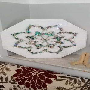 Plateau de table octogonal en marbre blanc avec incrustations de os, fleurs délicates en nacre et feuillage vert foncé, à prix de gros. - Product Image 2
