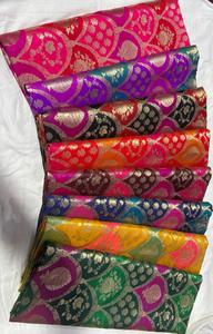 ผ้าไหมโบรเคดโพลีเอสเตอร์ 100% หรูหรา ประดับด้วยลายทองคำแบบซารี  ทออย่างประณีต เป็นมิตรกับสิ่งแวดล้อม น้ำหนักปานกลาง เหมาะสำหรับงานแต่งงาน - Product Image 2