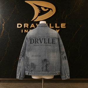 Chaqueta Trucker con Estampado Gráfico de Periódico, Estilo Hip Hop, Lavado, en Mezclilla Gris Azul, con Parches Dravelle - Product Image 2