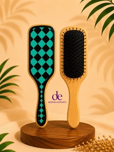 Brosse à cheveux en bois et cuir faite à la main au design unique, avec motif à carreaux noir et turquoise, design minimaliste - Product Image 1