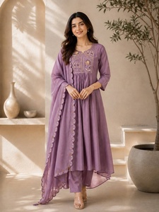 Conjunto de Kurti ligero de diseño de última generación con bordados de primera calidad para damas, disponible a un precio asequible desde India. - Product Image 1