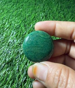 Colgante de Gema de Cristal Suelta de Jade Verde Natural Redondo Cabujón con Cambio de Color y Propiedades Curativas para Fabricación de Joyas - Product Image 3