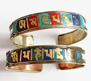 Juego de Brazaletes Asthamangal con Incrustaciones de Mantras Budistas en Aleación de Cobre Multicolor, Bañados en Cobre Antiguo y Bronce - Regalo - Product Image 1