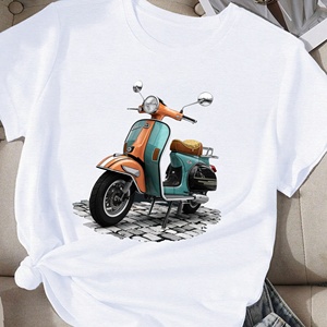 Camiseta cómoda para mujer de scooter de inspiración vintage sobre fondo oscuro - Product Image 3