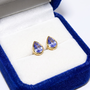 Boucles d'oreilles clous en or jaune massif 9K avec tanzanite naturelle en forme de poire sertie clos, bijoux fins, Memoria Jewels - Product Image 6