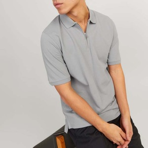 เสื้อยืดแขนสั้นผู้ชายสีเทา ทรงปกติ ผ้าเจอร์ซีย์คอตตอน 100% ระบายอากาศได้ดี สไตล์ลำลอง สีพื้น คอกลม ถักทอ น้ำหนัก 220 กรัม - Product Image 4