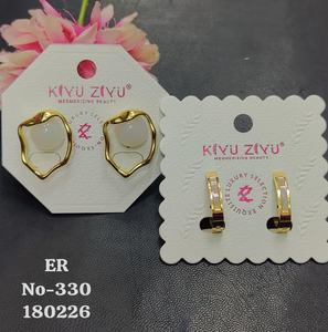 Boucles d'oreilles clous en acier inoxydable plaqué or de qualité supérieure avec diamants américains |   Bijoux tendance élégants au design géométrique pour femmes - Product Image 6