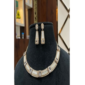 Elegante Juego de Collar y Aretes Mala de Latón Plateado de Primera Calidad con Incrustaciones de Kundan y Circonitas Cúbicas, para Fiestas y Bodas, Colección para Mujer - Product Image 2