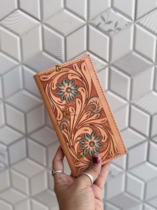 Portefeuille long unisexe en cuir véritable 2026, élégant, marron, avec gravures artisanales, pour usage quotidien, porte-cartes et billets - Product Image 4