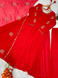 Ensemble Kurta Traditionnel Rouge avec Dupatta, Longueur au Sol, Brodé, Vêtements pour Femmes, Style Indien Pakistanais, Coupe Classique, Toutes Saisons - Product Image 3