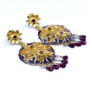 Pendientes colgantes vintage chapados en oro de 22k con granate y diseño floral para mujer, ideales para fiestas. - Product Image 3